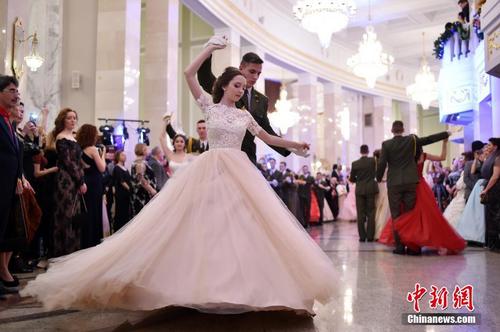 白俄罗斯剧院举行新年舞会 俊男靓女翩翩起舞