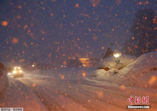 欧洲多国遭暴雪袭击 奥地利公交车站被积雪掩埋