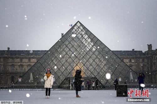 法国巴黎市中心降下2019年第一场雪