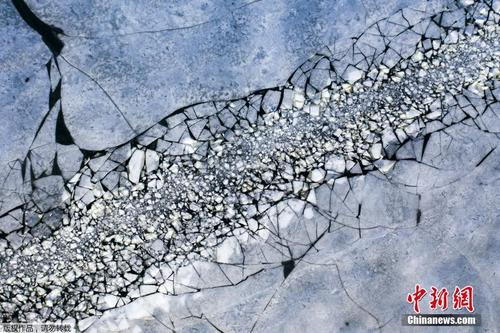 瑞典河流融冰 河面似玉盘崩裂