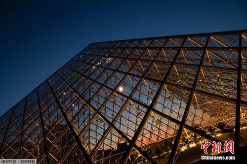 法国卢浮宫金字塔迎来“30岁生日”