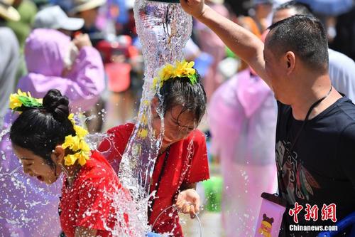 云南德宏泼水节启幕 游客市民狂欢庆佳节