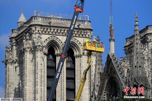 巴黎圣母院火灾后维修工作持续 工人开塔吊移走雕像 