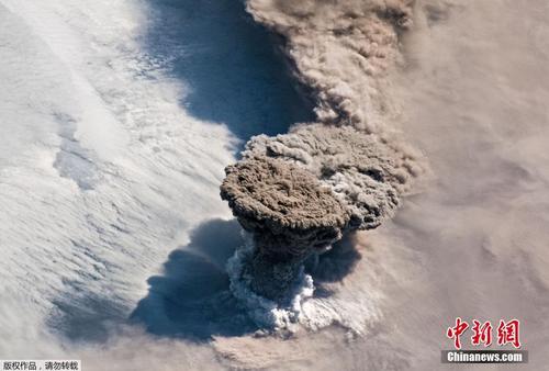 千岛群岛一火山喷发 烟灰腾空而起犹如蘑菇云
