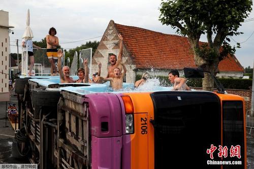 法国艺术家将废弃公交车改造为泳池 
