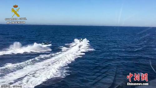 西班牙警察追逐毒贩 撞船后落水反被毒贩救起