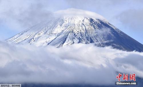 日本富士山观测到“初冠雪” 银装素裹如仙境