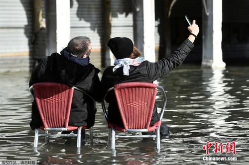 末日般的破坏！水城威尼斯80%被淹 民众水中自拍