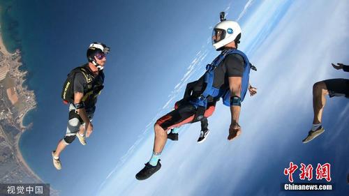 近4千米高空跳伞 以色列爱好者表演“御风飞翔”
