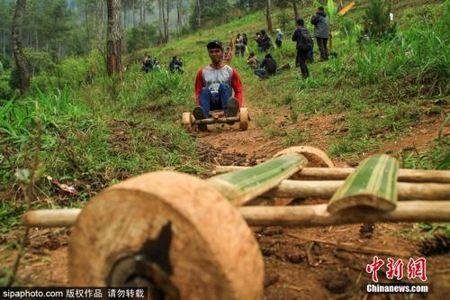 印度尼西亚传统的竹车游戏 当地居民不亦乐乎 