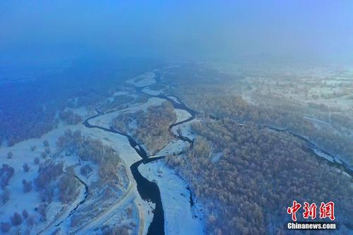 新疆哈巴河雾凇奇观醉游人 