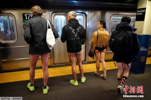 多国民众寒冬迎“无裤日” 地铁站内随处可见大长腿