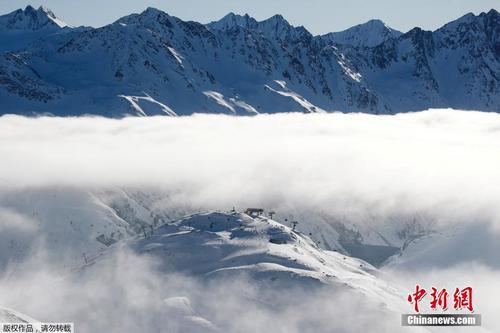 瑞士滑雪胜地似云中秘境令人神往