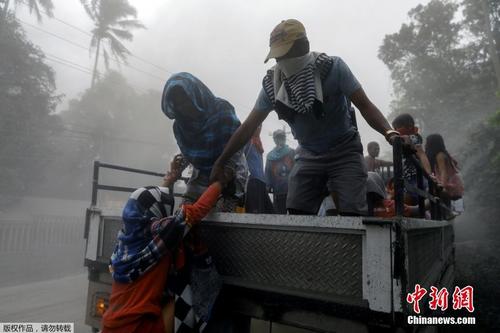 菲律宾火山喷发烟尘弥漫 恐有45万民众需撤离