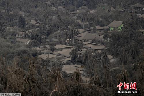 航拍火山灰覆盖的菲律宾街区 空无一人如末日城镇