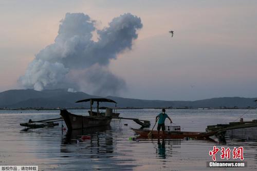 菲律宾塔阿尔火山持续喷发 周边民众淡定捕鱼 