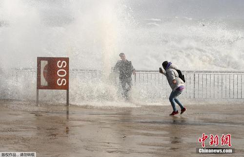 强风暴席卷西班牙 巴塞罗纳塔海滩巨浪拍岸