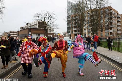 英国伦敦小丑欢聚一堂 纪念“小丑之父”