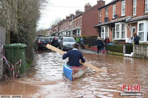 风暴“丹尼斯”重创英国多地街道被淹 民众滑船出行