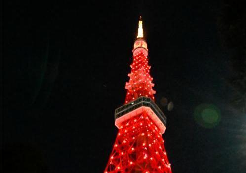 东京塔点亮中国红 为抗击疫情加油