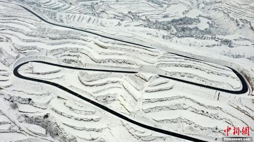 甘肃定西：黄土高原雪景如画 梯田层峦叠嶂