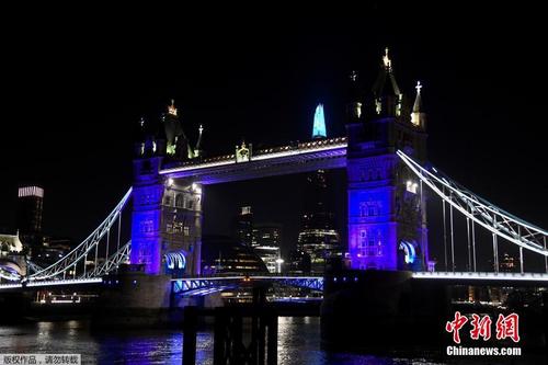 英国伦敦地标亮起蓝色灯光 感谢医护人员抗击疫情