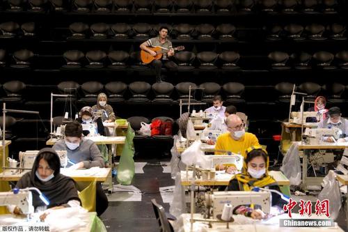 伊朗剧院变“工厂”赶制口罩 吉他手为志愿工人伴奏