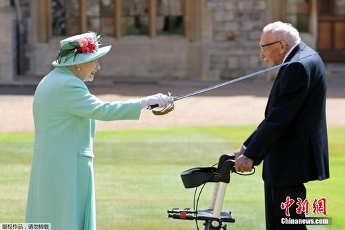 英国百岁老兵为医护人员筹款 女王册封为骑士
