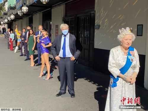 英国杜莎夫人蜡像馆恢复营业 “女王”带头列队庆祝