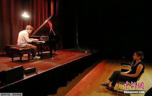 伦敦推出一对一“文化诊所” 观众独享钢琴演出 
