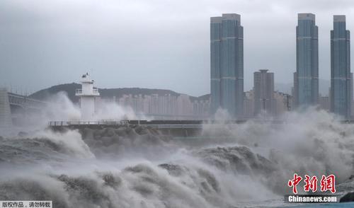 台风“海神”登陆韩国 巨浪拍岸多条道路被淹 