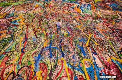 艺术家绘制“世界最大油画” 色彩缤纷画面壮观