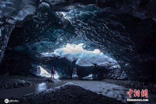 探险家拍摄冰岛梦幻冰洞 美如蓝色水晶宫