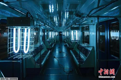 俄罗斯地铁开UV杀菌灯给车厢消毒