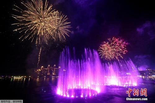 迪拜棕榈岛音乐喷泉揭幕 喷水最高可达105米