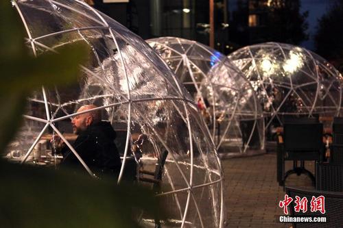 加拿大多伦多餐厅“气泡餐桌”揽客