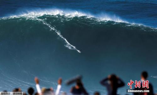 葡萄牙冲浪者在海上拖曳冲浪 挑战巨大“水墙”