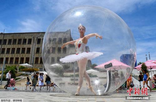 墨尔本街头芭蕾舞者塑料泡中起舞