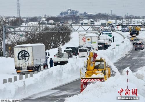 日本多地遭遇大雪天气 多条高速路车辆排长龙