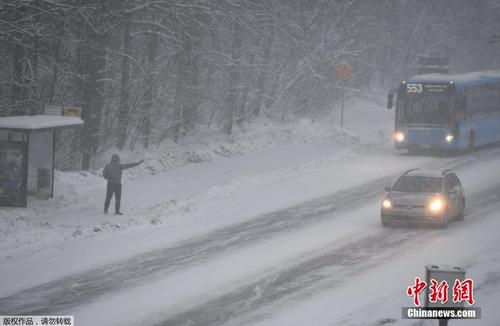 芬兰迎来大雪 街道积雪道路受阻