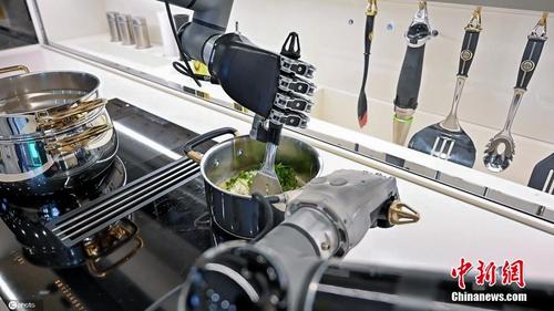 吃货福音 全球首个机器人厨房来了做饭洗碗全包办