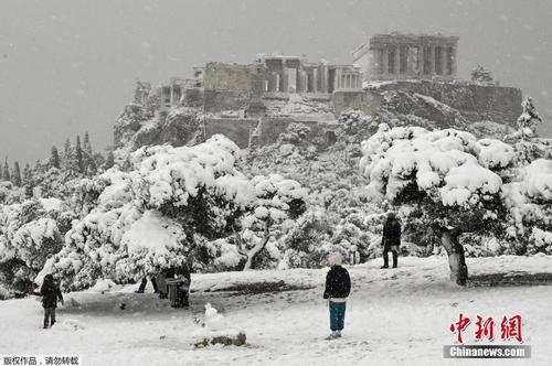 雅典现罕见大雪天气 卫城变冰封古堡