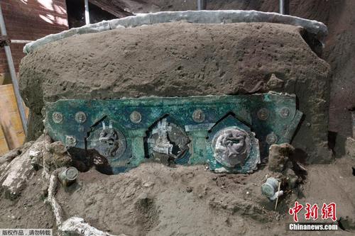 庞贝古城遗址出土一辆仪式用花车 车体形态完整