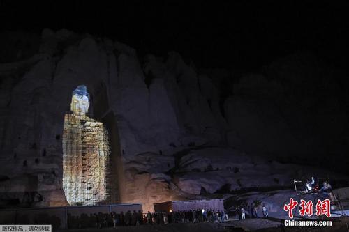 阿富汗巴米扬大佛被毁20周年 3D投影原址上还原佛身