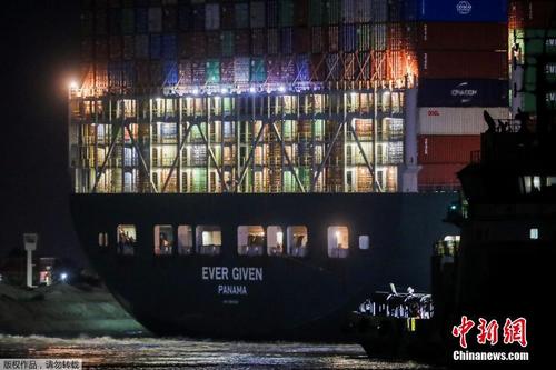近距离探访苏伊士运河长赐号 深夜依旧灯火通明