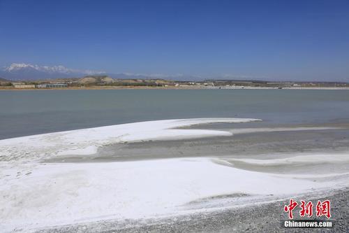 新疆乌鲁木齐盐湖景色迷人