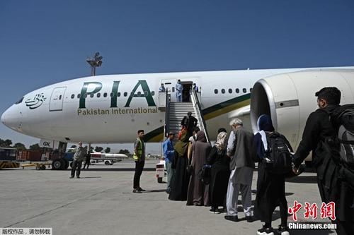 塔利班接管后首架外国商业航班降落喀布尔