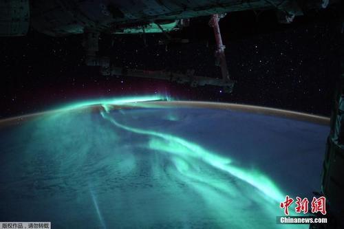 美到窒息！航天员从太空拍摄绚烂极光