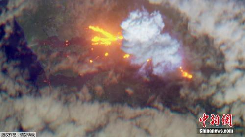 卫星俯瞰西班牙火山喷发 金色“洪流”奔腾入海