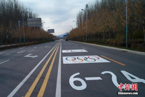 北京冬奥会延庆赛区安装施划奥运专用道标识
